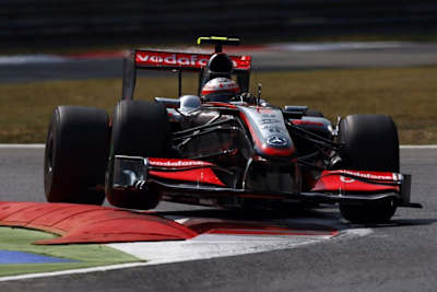 Kovalainen nimmt sauber eine Schikane 