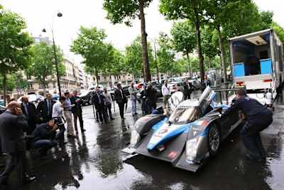 Sieger-Peugeot auf dem Champs-Elysee.
