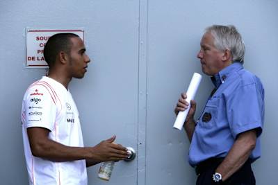 F1-Champion Lewis Hamilton und Charli Whiting.