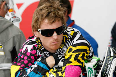 Billy MacKenzie wurde am Daumen operiert