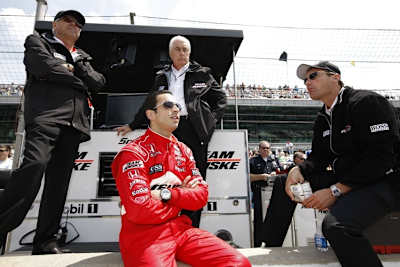 Halten zusammen: (v.l.) Mears, Castroneves, Penske, Cindric