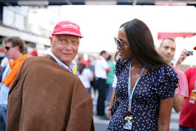 Niki Lauda (mit Naomi Campbell) blickt voraus