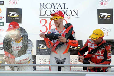 Ian Hutchinson fiert mit Guy Martin und Keith Amor