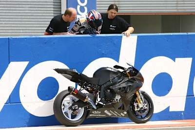 Ruben Xaus musste seine BMW an der Boxenmauer abstellen