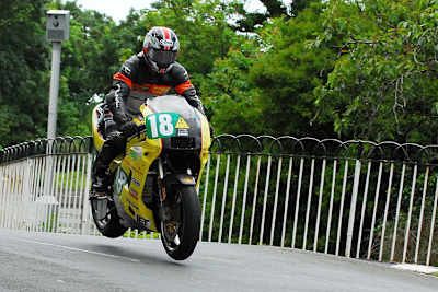 Thomas Schönfelder beim Sprung über Ballaugh Bridge