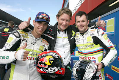 Ab Valencia verspricht Ronald Ten Kate (mitte) mehr Power