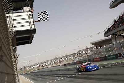 Karierte Flagge für die bulligen Stock-Cars, die Kräne stehen sti