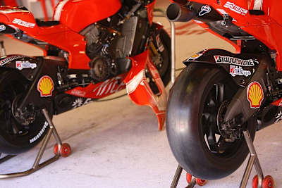 Die Karbonschwinge ist steifer als die Aluminium-Variante.