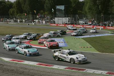 Enge Sache: der Start in Monza, Rast schon vorn