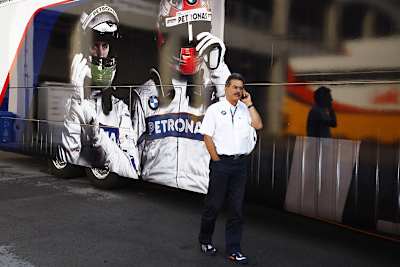 BMW-Steuermann Dr. Mario Theissen auf dem Kommandostand