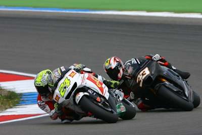 Toni Elias vor Marco Melandri: Das Feld von hinten aufgerollt.