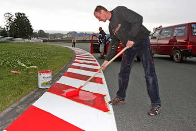 Zwei Tonnen Spezialfarbe wurden aufgetragen