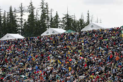 Überfüllte Naturtribünen gehören in Brünn einfach dazu.