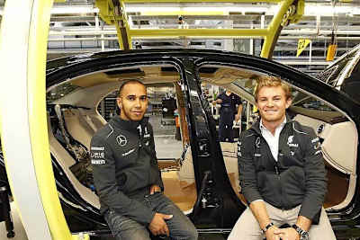 Nico Rosberg und Lewis Hamilton bei der Werksbesichtigung