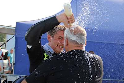 Auch der Herr Papa bekommt etwas vom Sekt