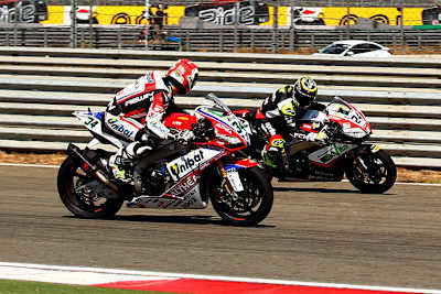 Davide Giugliano und Toni Elias - beide halten ihren Kontakt für einen Rennunfall