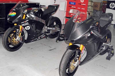 Das Pons-Team mit den zwei Kalex-Maschinen