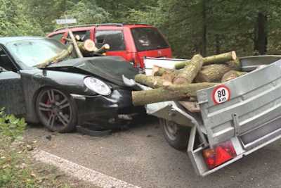 Schöne Bescherung;: Abrahams Porsche und der VW samt Anhänger