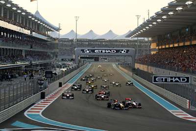 Der Start in Abu Dhabi: Vettel setzt sich gegen Hamilton durch