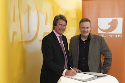 Hermann Tomczyk und Jürgen Hörner bei der Vertragsunterzeichnung