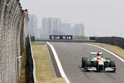 Adrian Sutil kommt an die Box