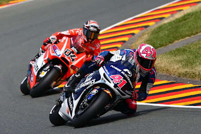 Das Aus: Aleix Espargaró stürzt, nachdem er Prototypen-Fahrer Bradley Smith (38) in Schach hielt