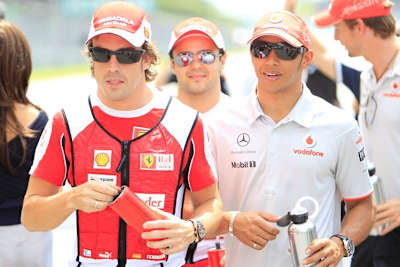 Fernando Alonso (li.) und sein Dauerrivale Lewis Hamilton 