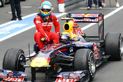 Sportliche Geste: Webber nimmt Alonso mit