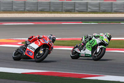 Alvaró Bautista (19) gegen Andrea Dovizioso (4)