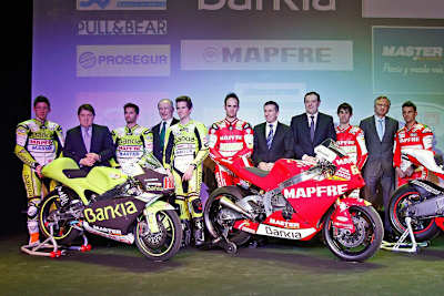 Jorge Martinez (5. v. re.) mit seinem grossen Team