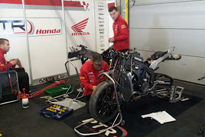 Bislang wird an Linortners Bike (re.) nichts repariert