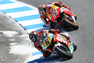 Stefan Bradl führt hier in Laguna Seca vor Marc Márquez