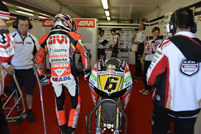 Stefan Bradl auf Krücken in Australien