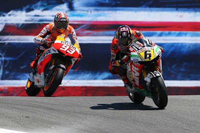 Das Duell in der Corkscrew: Stefan Btradl vor Marc Márquez