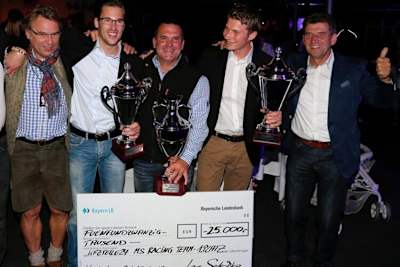 Harald Böttner (mitte) mit Fahrern, Vätern und Scheck