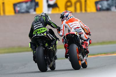 Cal Crutchlow gratuliert Sieger Marc Márquez (rechts)