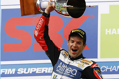 Ausgelassener Jubel bei Carlos Checa