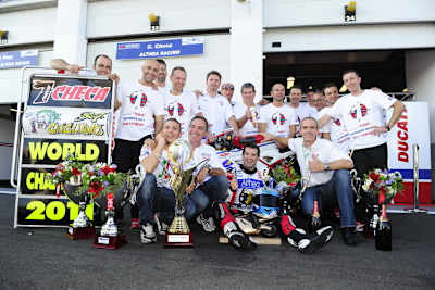 Carlos Checa mit seinem Team