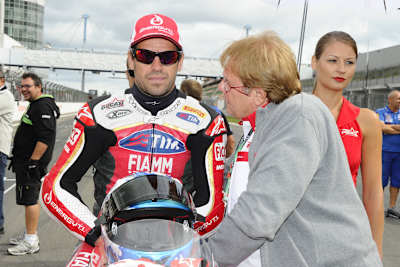 Die Wege von Carlos Checa (li.) und Alstare-Teamchef Francis Batta werden sich Ende 2013 trennen