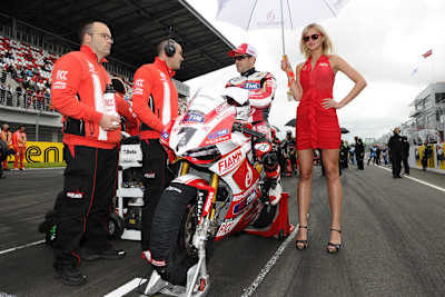 Während des Silverstone-Trainings: Carlos Checas Gesicht spricht Bände