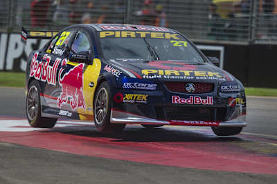 Casey Stoner: Viel Action im Holden-V8