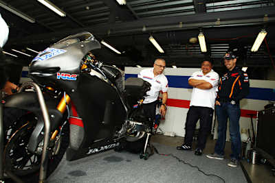 Casey Stoner in der Box in Motegi