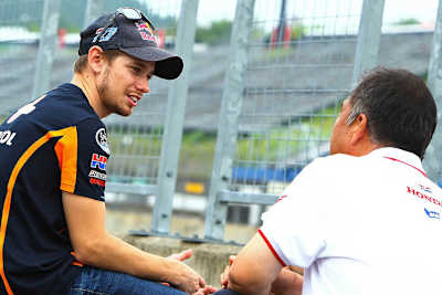 Warten, wie beim ersten Test: Casey Stoner und Shuhei Nakamoto