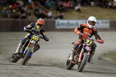 Class (li.) gegen Kejmar: Kampf auf der Sandbahn