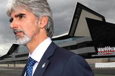 Damon Hill vor dem Silverstone-Boxengebäude