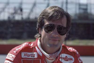 Sonnenbrille und Grinsen: So kennt man Danny Sullivan, hier 1985
