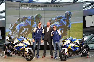 BMW-Chef Stephan Schaller (Mitte) mit Chaz Davies (li.) und Marco Melandri