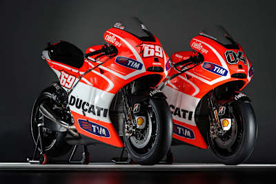 Die Ducati GP13 von Hayden (69) und Dovizioso