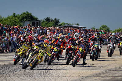 Die Supermoto-Meute startet nicht in Schlüsselfeld