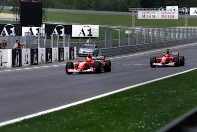 Diese Szene sorgte für ein Stallorder-Verbot: Barrichello lässt Schumacher vorbei